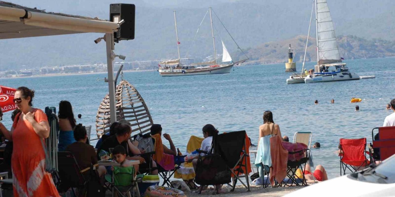 Okulun işlettiği mavi bayraklı plaj tatilcileri ağırlıyor