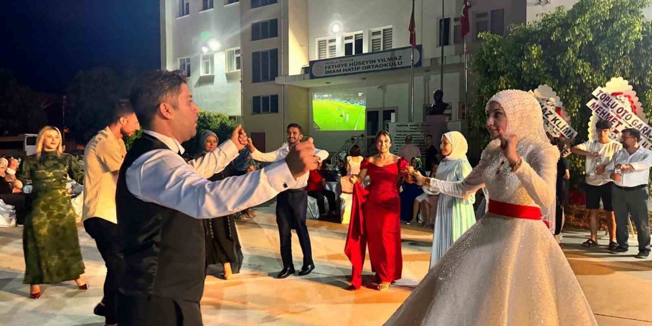 Hem evlendiler, hem Milli maçı izlediler