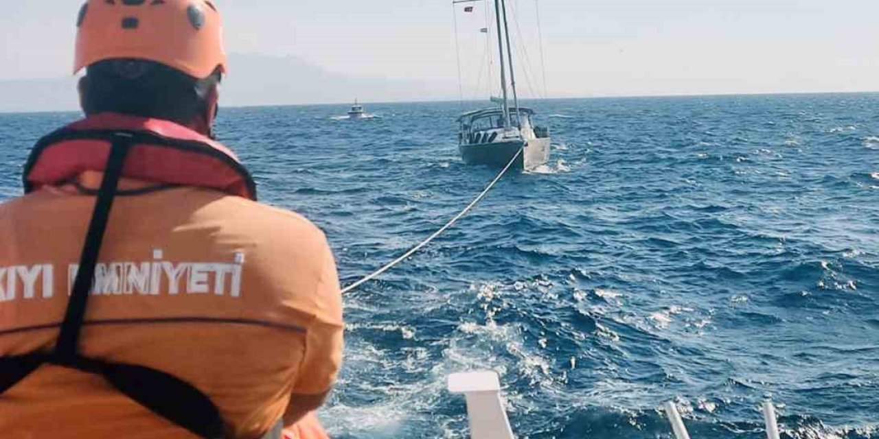 Kargı Adası önünde arızalanan ve sürüklenen tekneyi KIYEM ekipleri kurtardı