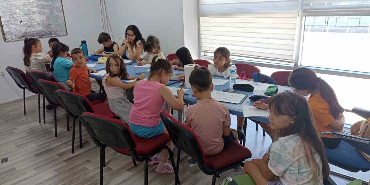 Muğla’da çocuklar yazı rengarenk geçiriyor