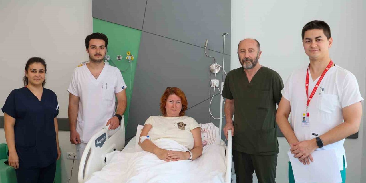 Kalça protezi önerilen Rus hasta, İzmir’de kök hücre tedavisi ile iyileşti
