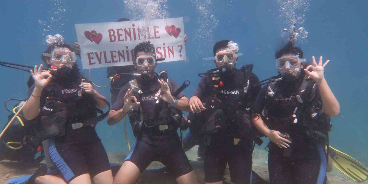 Fethiye’de deniz altında romantik evlilik teklifi