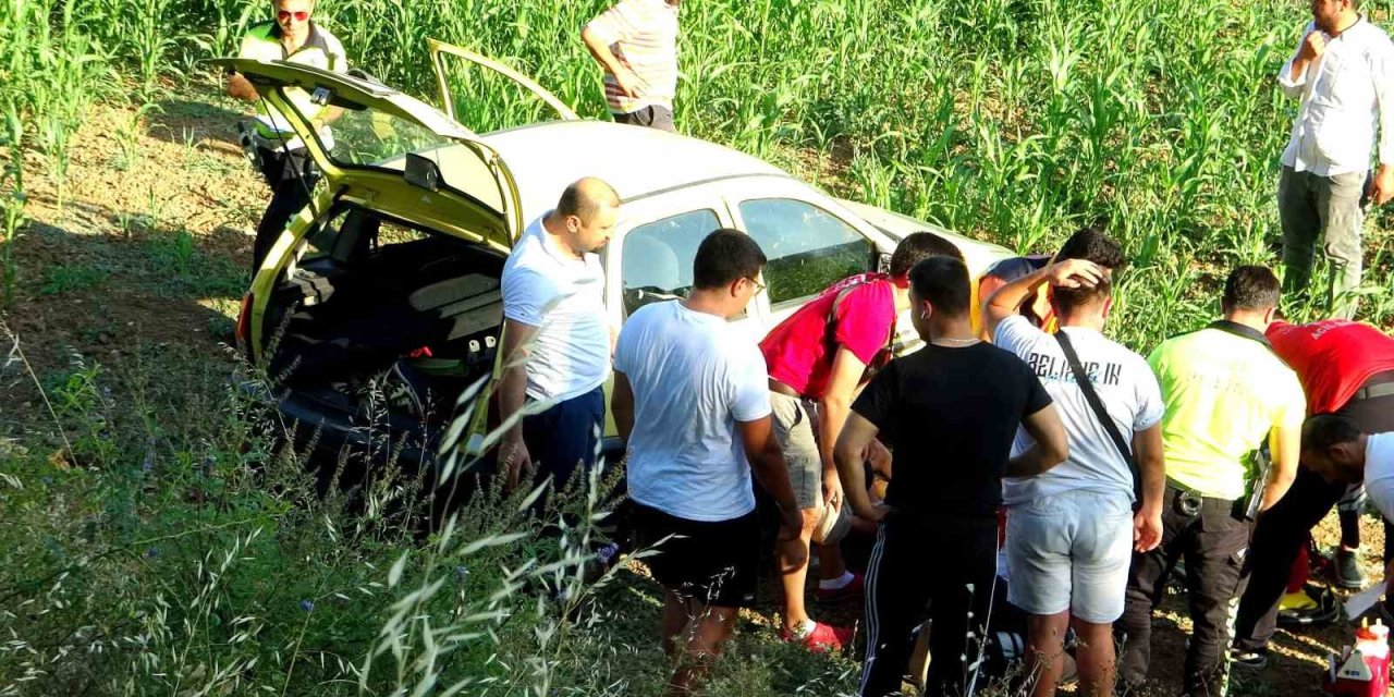 Hamile kadının kullandığı otomobil tarlaya uçtu: 1 ağır yaralı