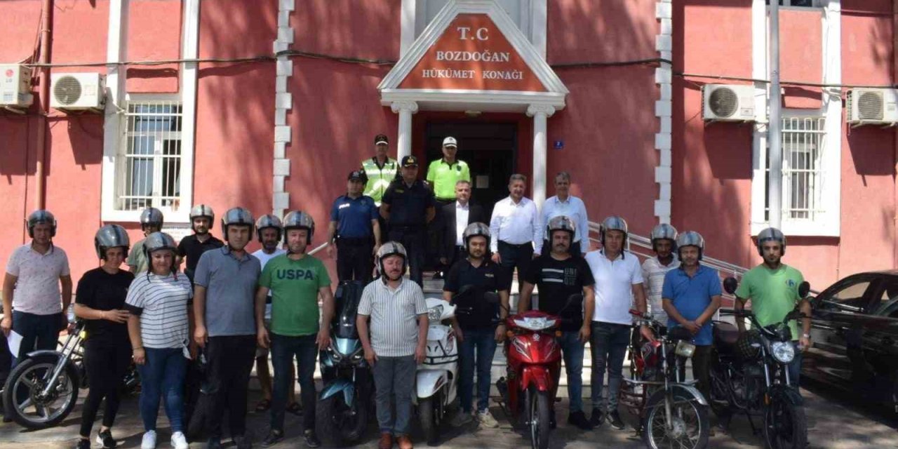 Bozdoğan’da motorculara kask dağıtımı sürüyor