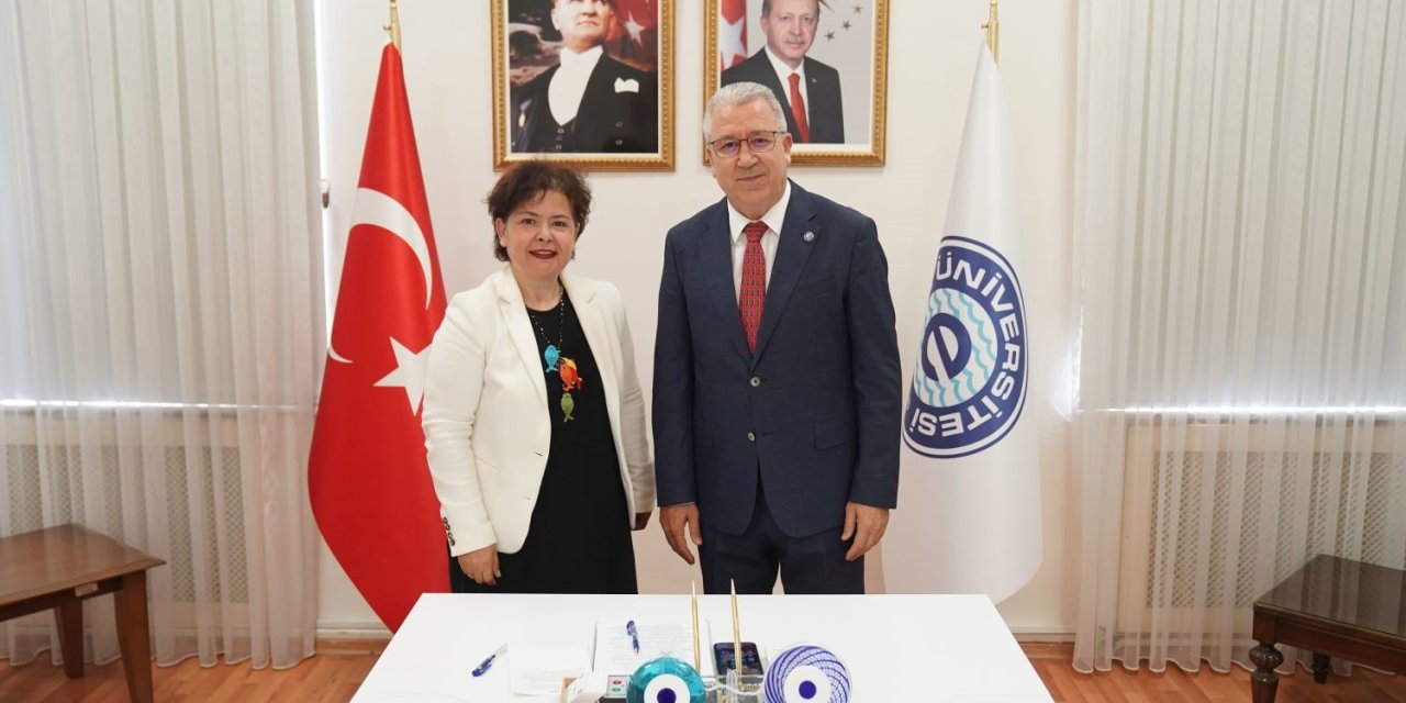 Spirulina ile zenginleştirilen ve hayvansal protein kaynağı olan solucanlar balık ununa alternatif olacak