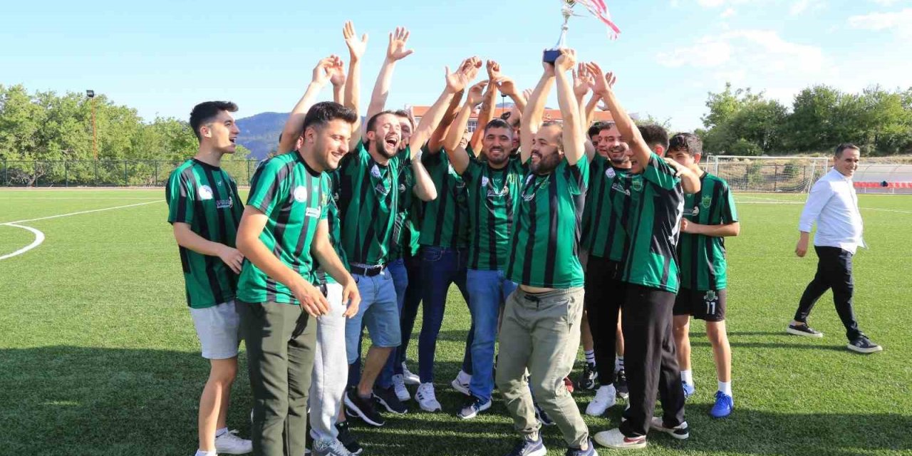 Şampiyon Çameli kupasına kavuştu