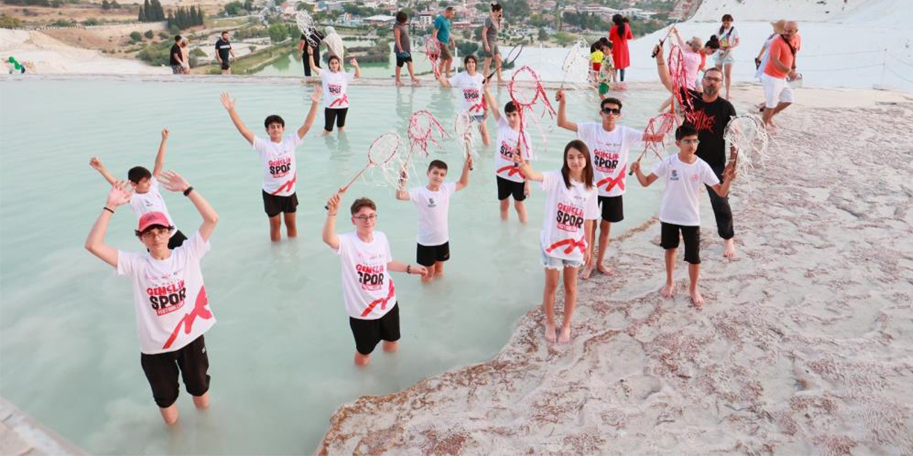 Travertenler üzerinde badminton oynadılar