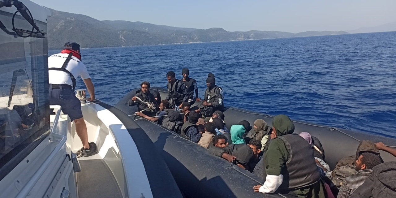 Yunanistan’ın geri ittiği 32 düzensiz göçmen kurtarıldı