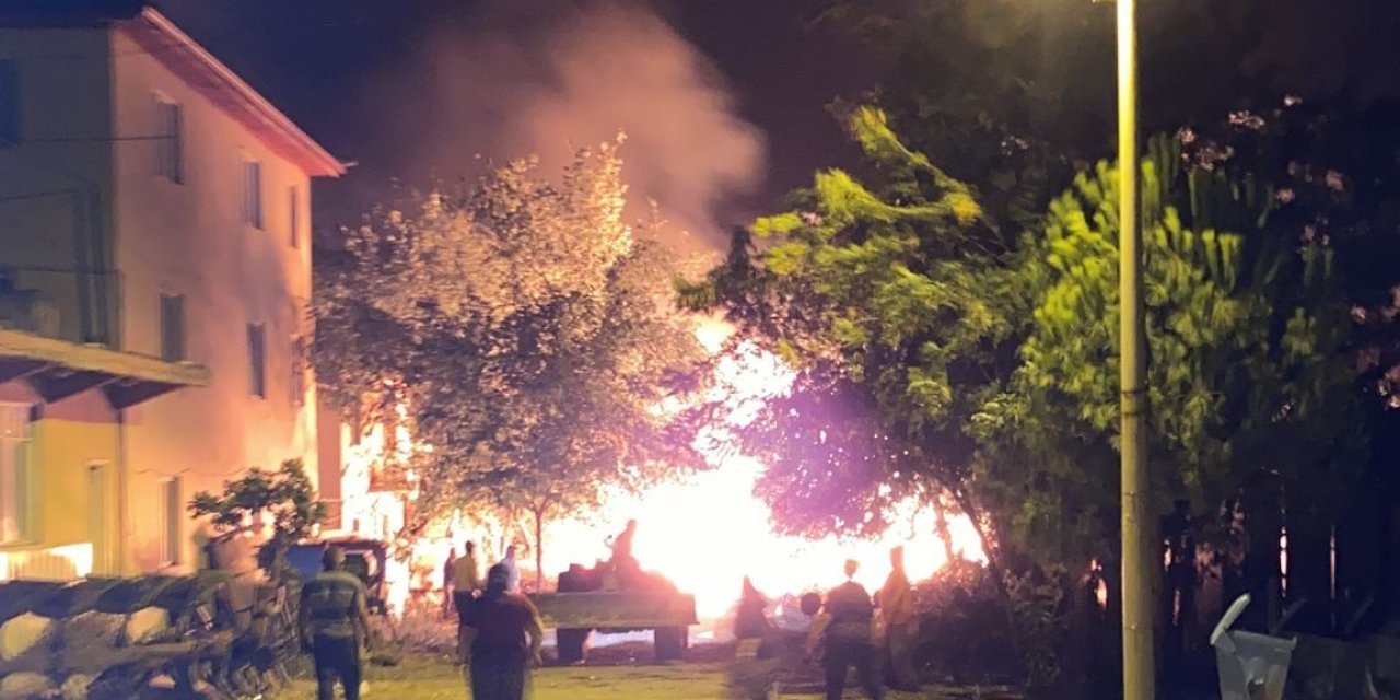 Samanlıktan yükselen alevler mahalleye korku dolu anlar yaşattı