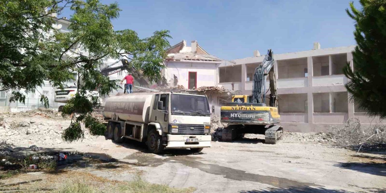 Söke’de bir eğitim kurumuna daha kepçe vuruldu