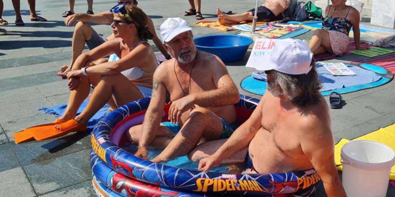 ‘Kıyıda yer yok’ deyip şemsiyeleri ve havlularıyla meydana geldiler