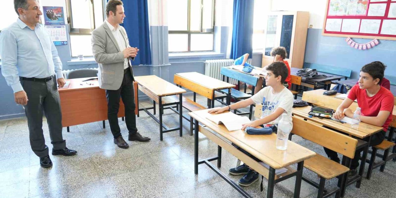 Müdür Çay, yaz kurslarında incelemelerde bulundu