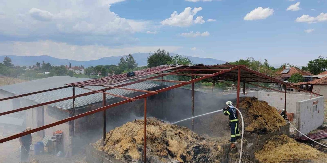 Acıpayam’da samanlık yangını paniğe neden oldu