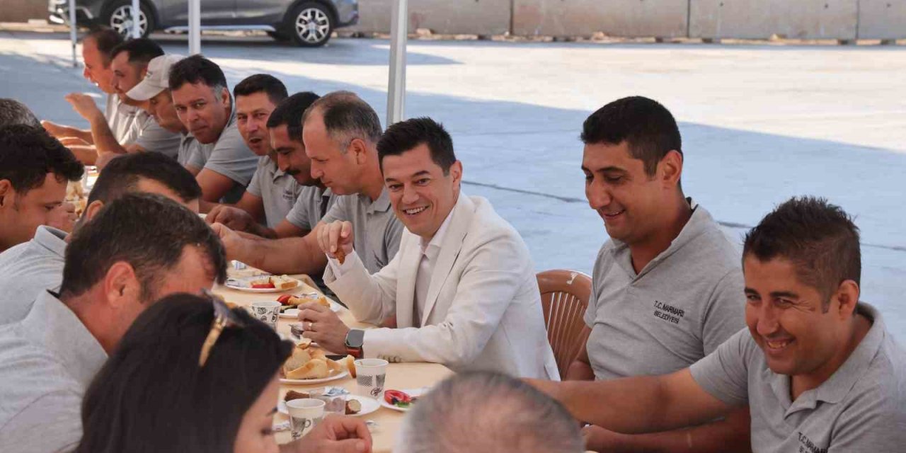 Başkan Ünlü işçilerle kahvaltıda buluştu