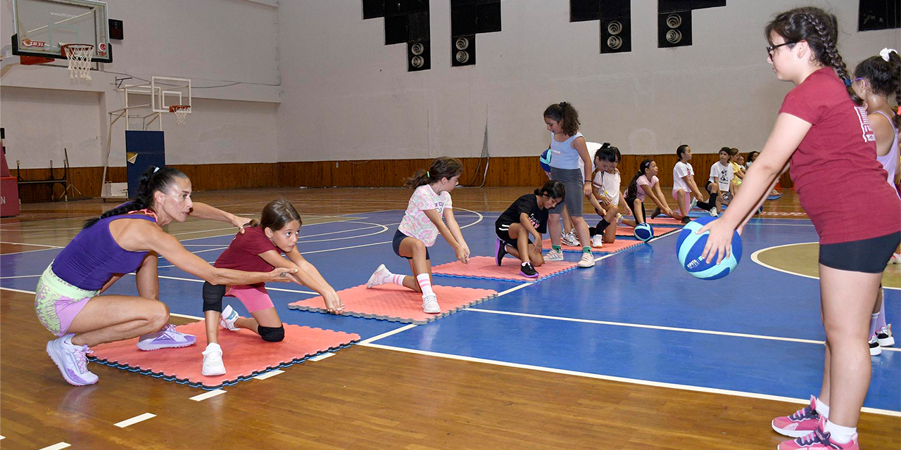 Kuşadalı çocuklar tatillerini yaz spor okullarıyla renklendiriyor