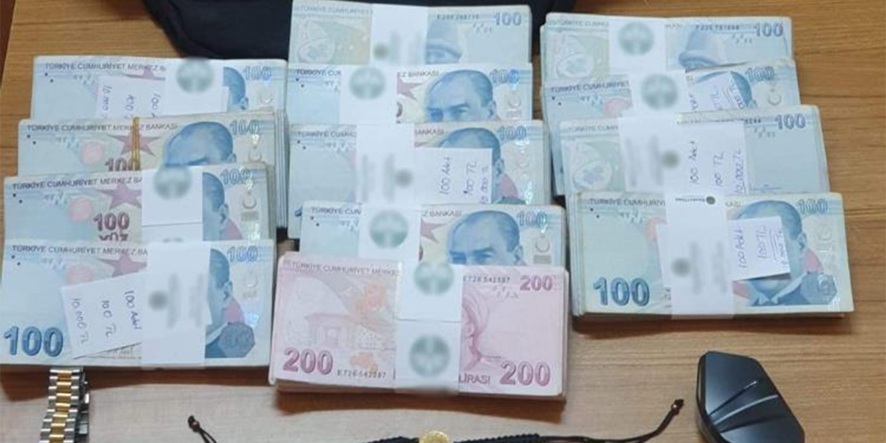 Dolandırdıkları yaşlı adama suç eşyalarının satışını yaptırdılar
