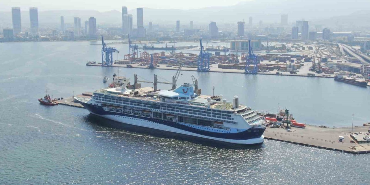 İzmir’de kruvaziyer bereketi: Bin 800 kişilik gemi limana yanaştı