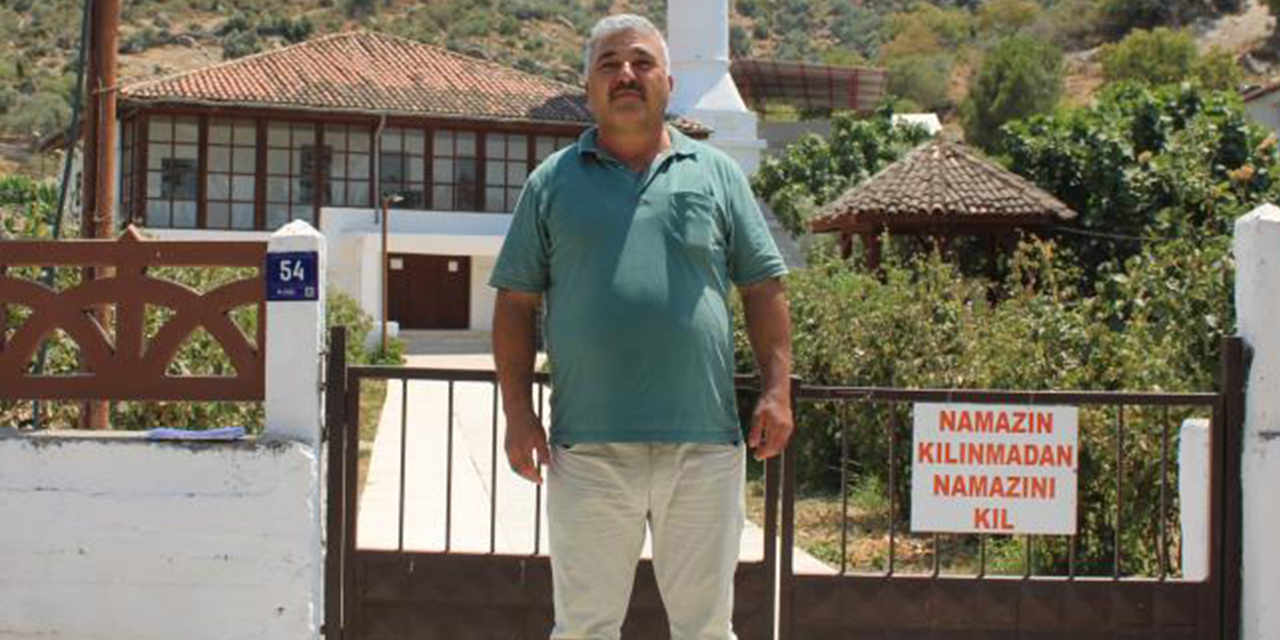 Cami imamından dikkat çeken tabela: "Namazın kılınmadan namazını kıl"