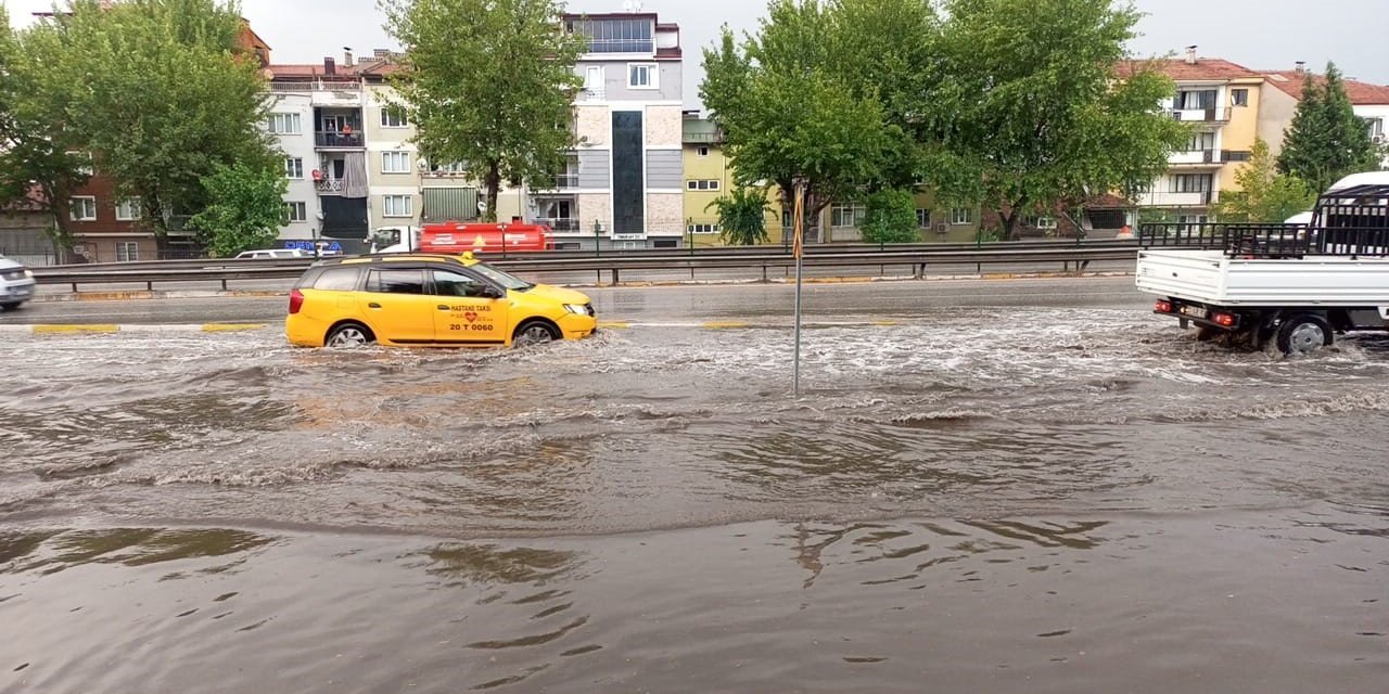 Denizli’de şiddetli yağış ve fırtına etkili oldu