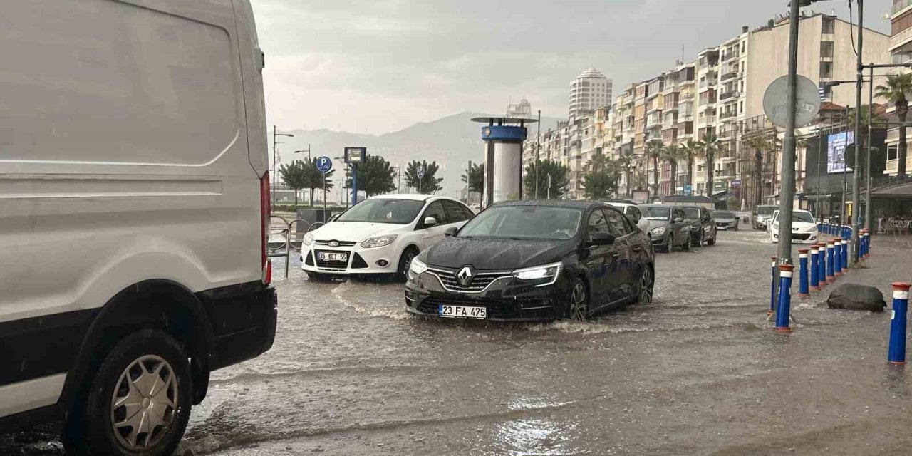 İzmir’i yaz sağanağı vurdu