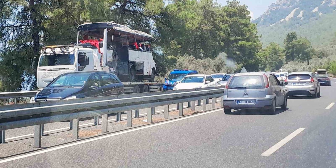 Kaza yapan Midibüs çekici ile taşındı