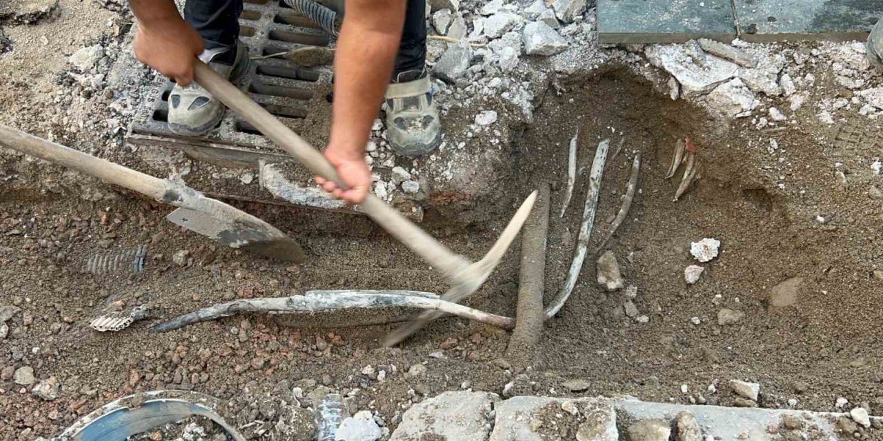 2 kişinin elektrik akımına kapılarak öldüğü İzmir’de kablolar 50 santim aşağı alınıyor