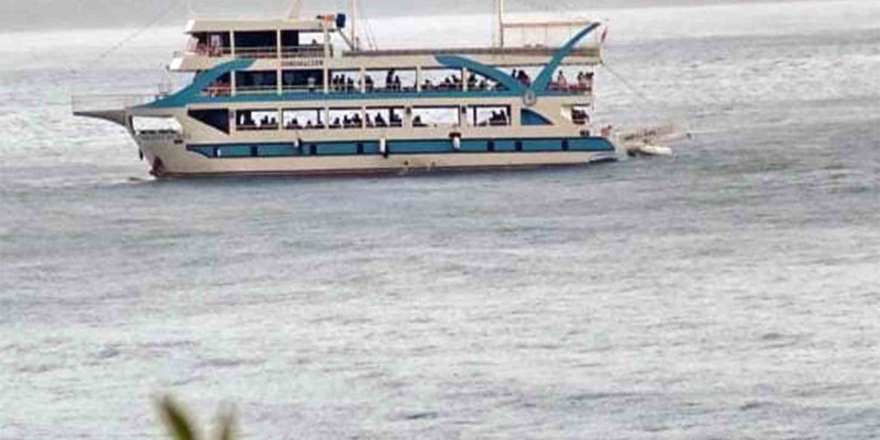 Denizde fırtınaya yakalanan lastik botu Tur teknesi kurtardı