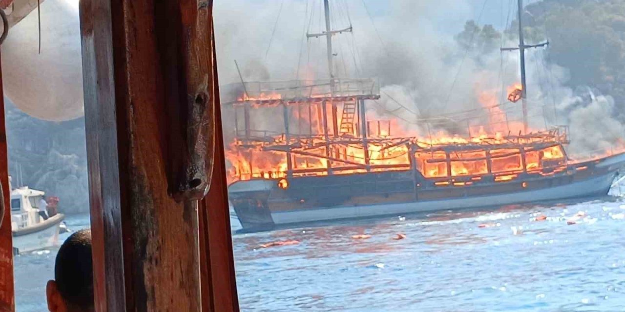 Marmaris açıklarında ahşap gezi teknesi yanıyor