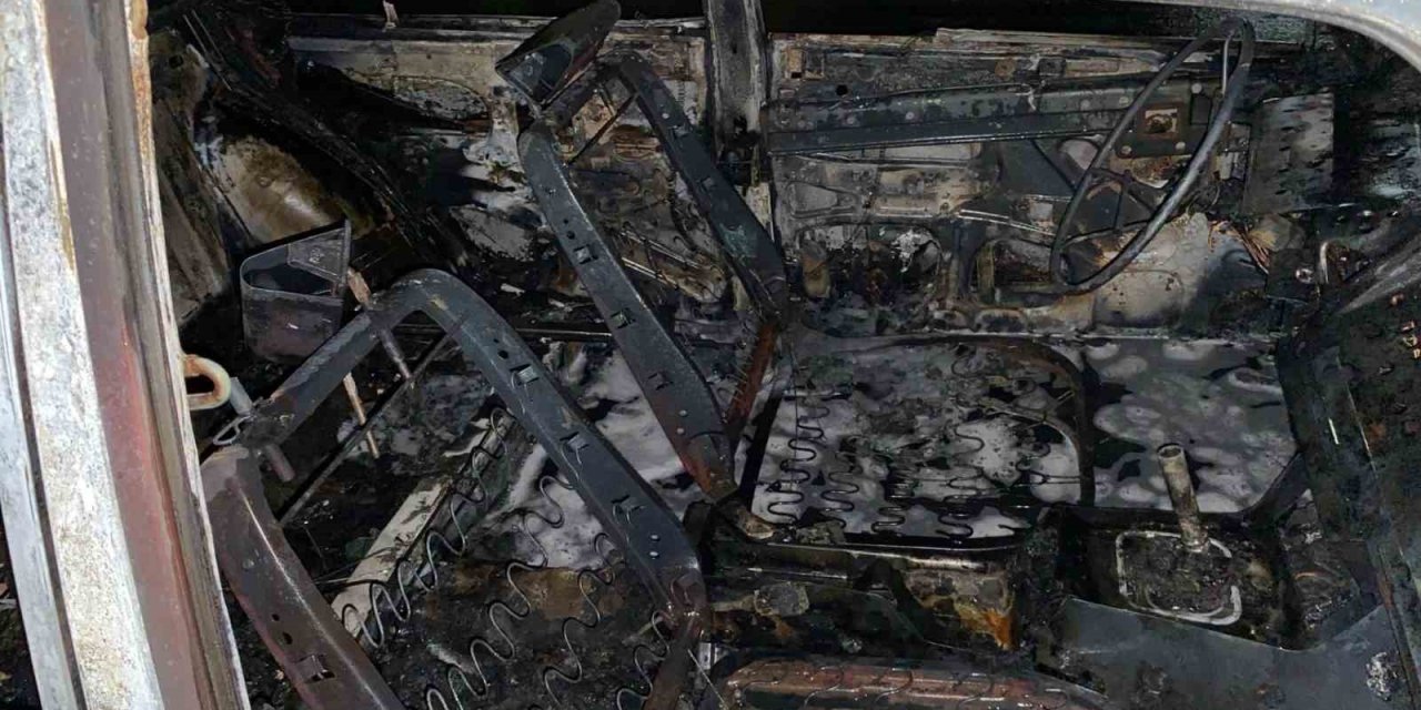 Milas’ta yanan Tofaş otomobil hurdaya döndü