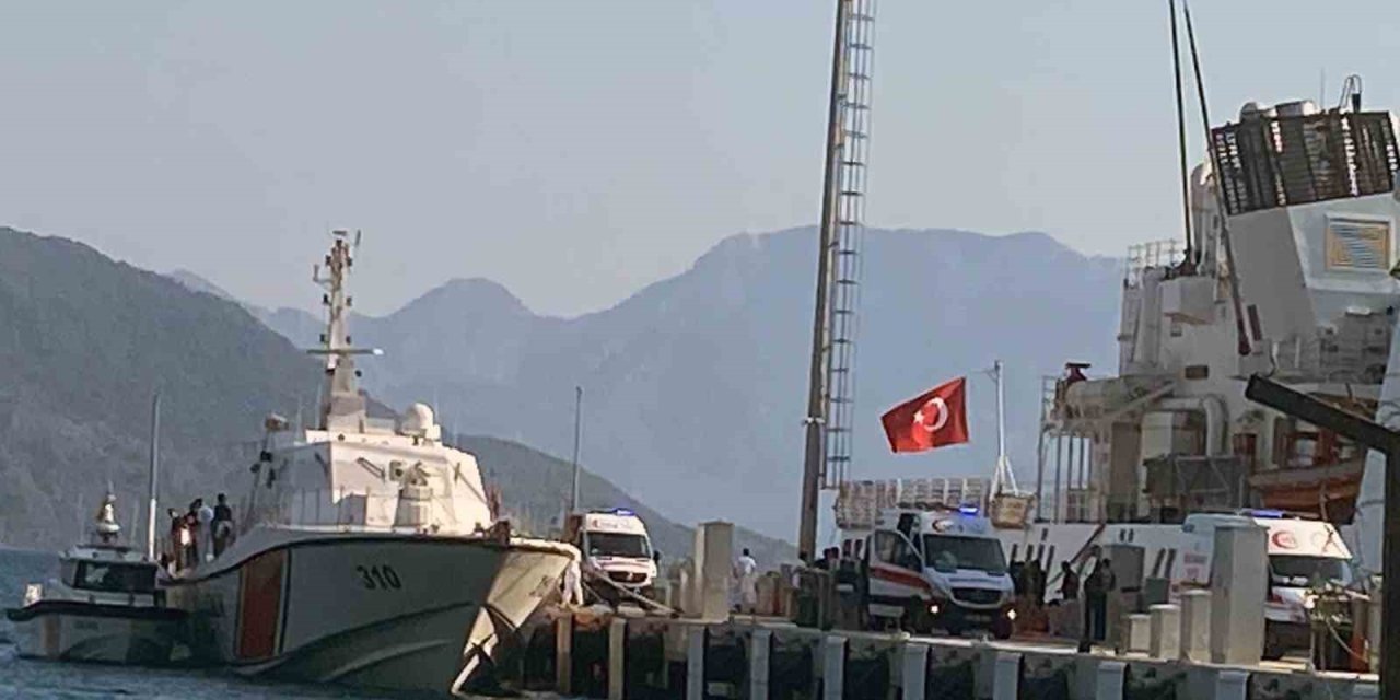 Yanan teknedeki yaralılar hastanelere sevk ediliyor