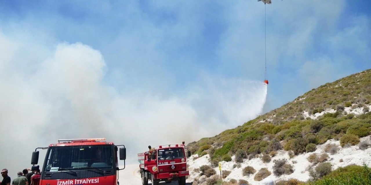 İzmir’in Çeşme ilçesinde çıkan orman yangınında ilk belirlemelere göre 3 kişi hayatını kaybetti. Olay yerine çok sayıda ekip sevk edildi.