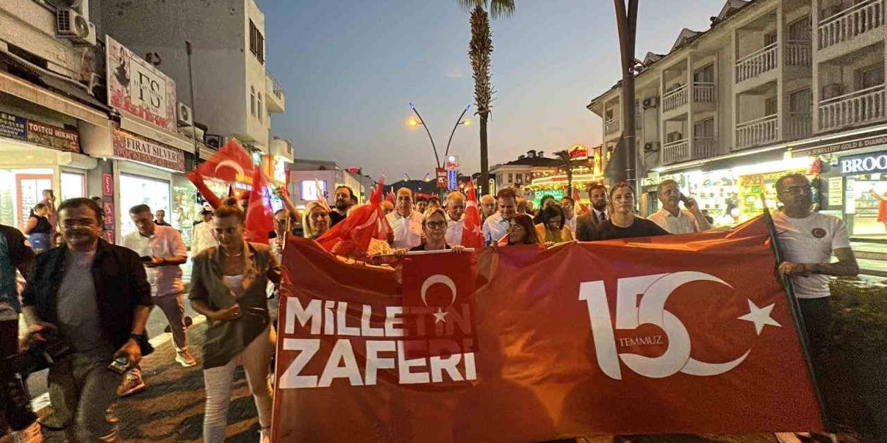 Demokrasi meşalesinin ateşinin yakıldığı Marmaris’te 15 Temmuz Demokrasi ve Milli Birlik programı düzenlendi