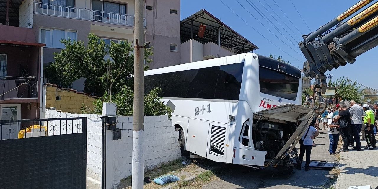 Otobüsün yoldan çıktığı kaza saniye saniye kaydedildi