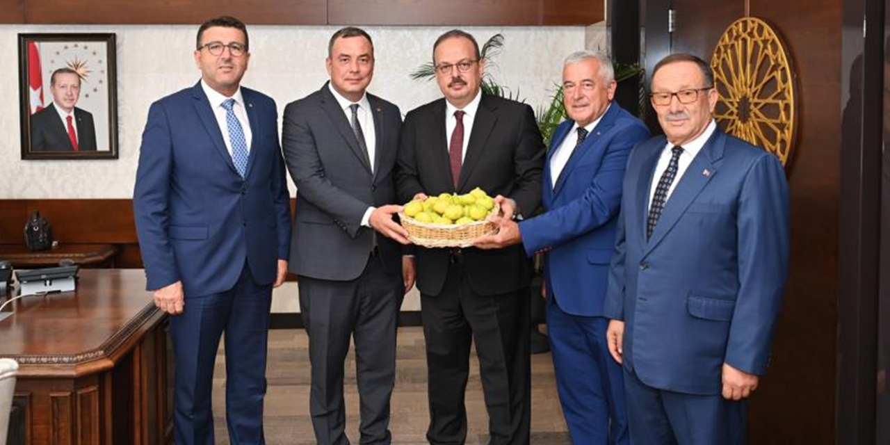 Borsa, sezonun ilk incirini Vali Canbolat’a takdim etti