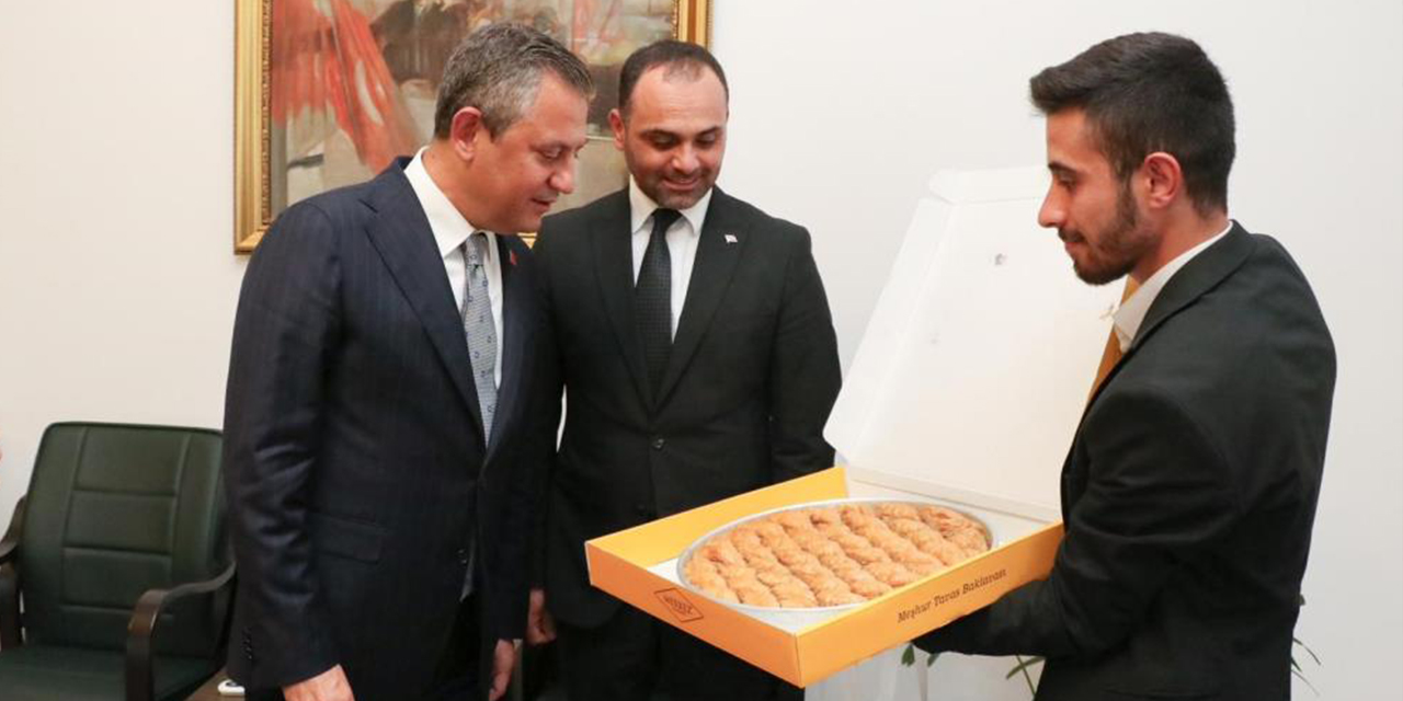 CHP Genel Başkan Özel’e meşhur Tavas Baklavasını götürdü