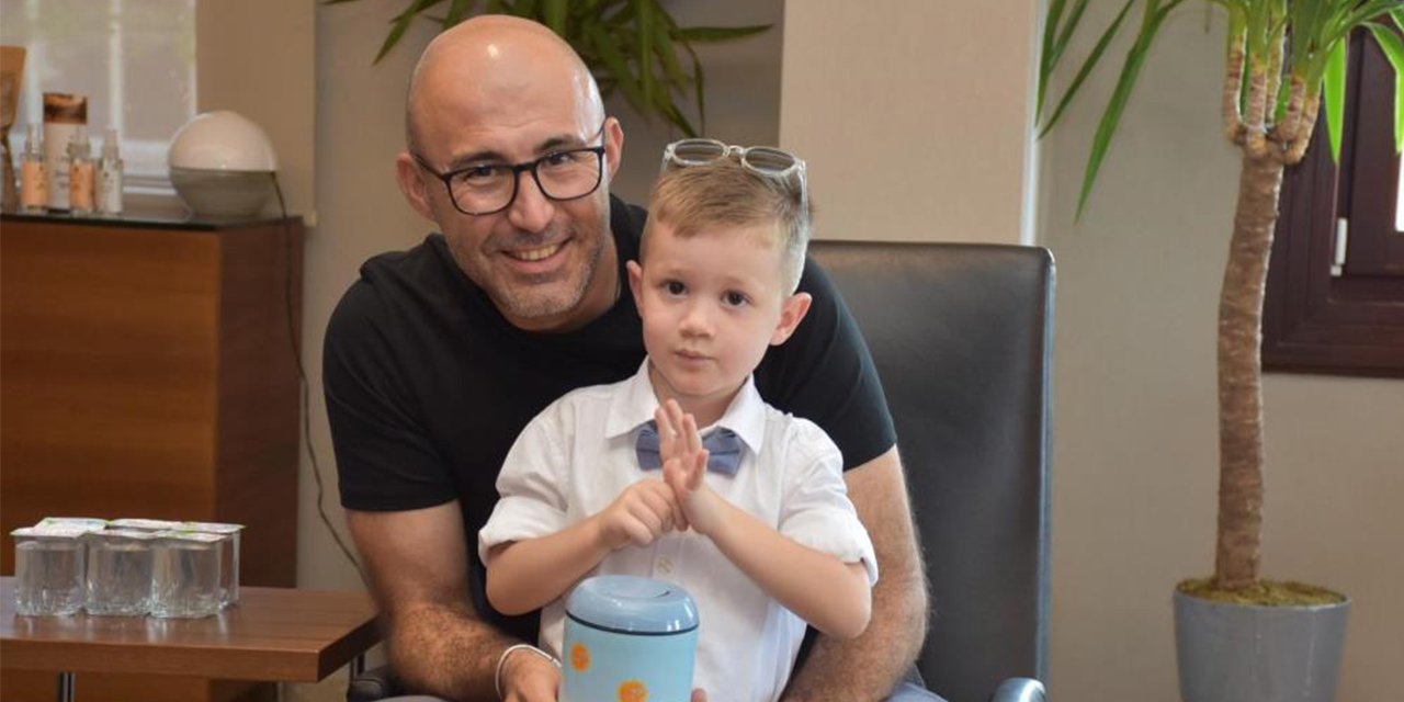 5 yaşındaki Eymen SMA’lı Linda bebeğe kumbarasını bağışladı