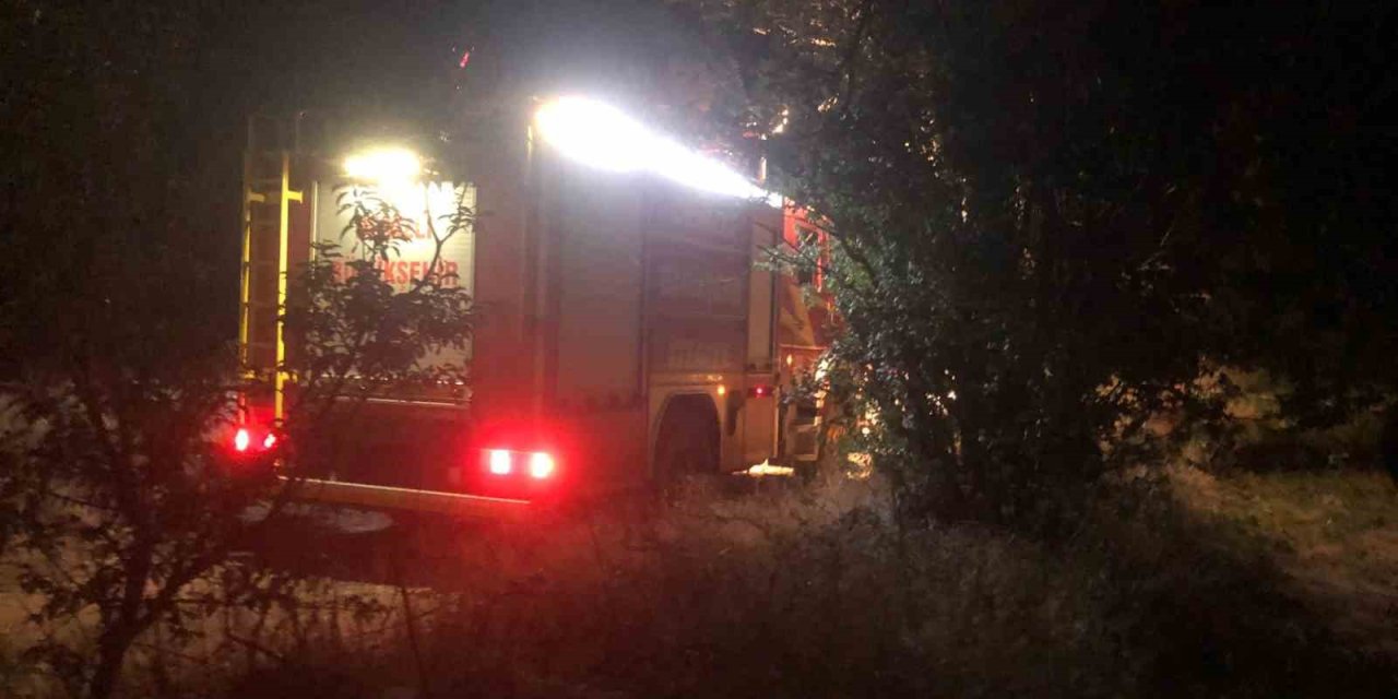 Ağaç köküne takılarak devrilen traktörün sürücüsü hayatını kaybetti