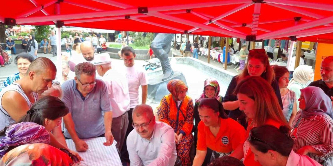 Muğla’da aşure ayı etkinlikleri devam ediyor, pazara gelenlerin ağzı tatlandı