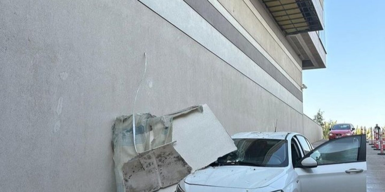 İzmir Optimum AVM’nin tavan kalıbı otomobilin üzerine düştü, faciadan dönüldü