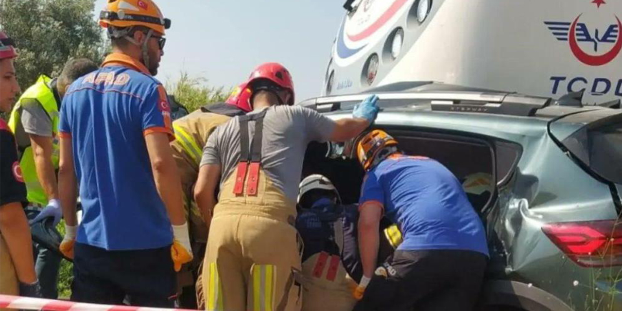 Yolcu treni otomobile çarptı: 3 ölü