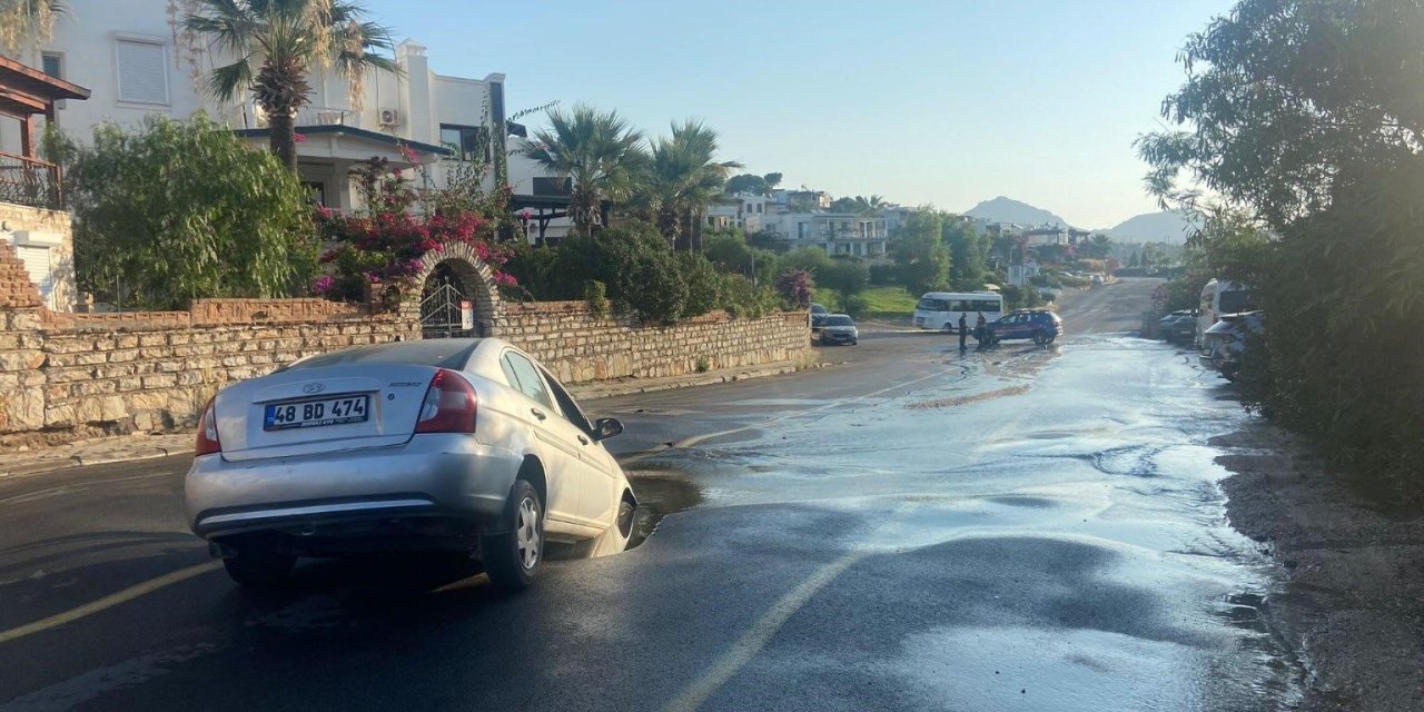 Hat patladı, oluşan çukura otomobil düştü