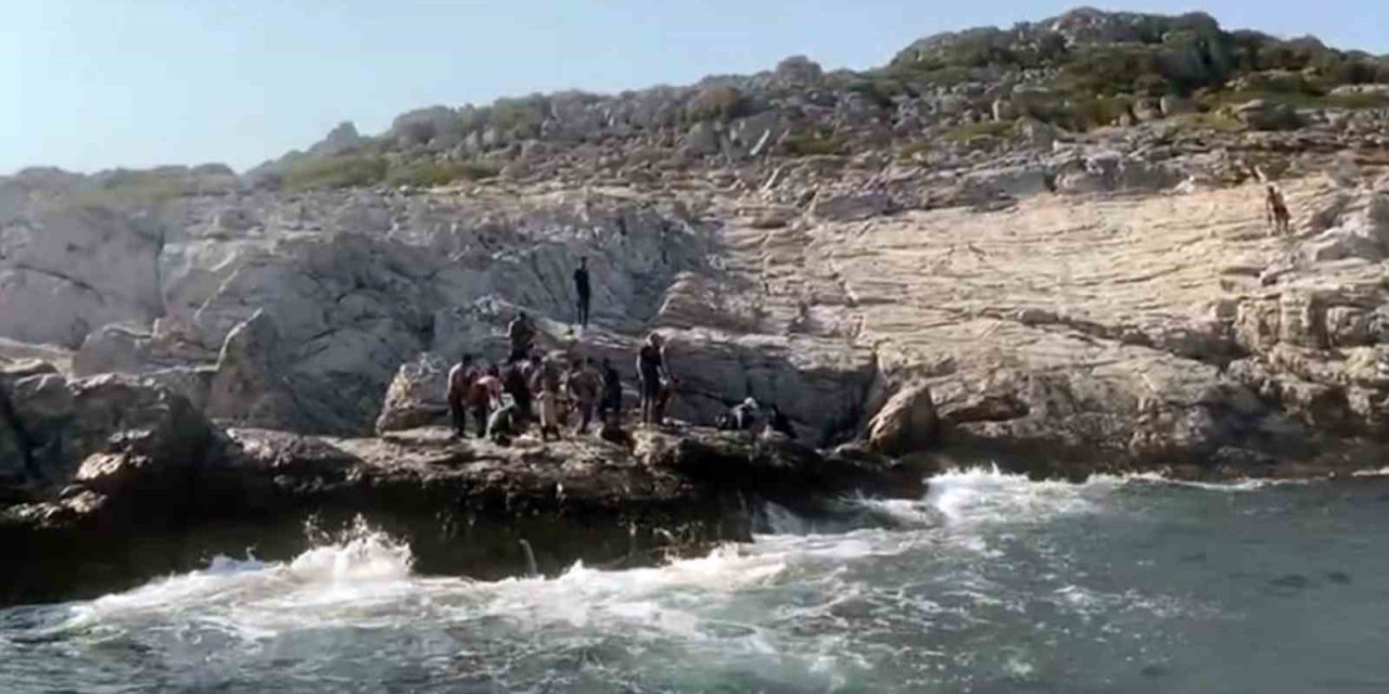 Düzensiz göçmenleri Rodos diye ıssız koya bırakıp gittiler
