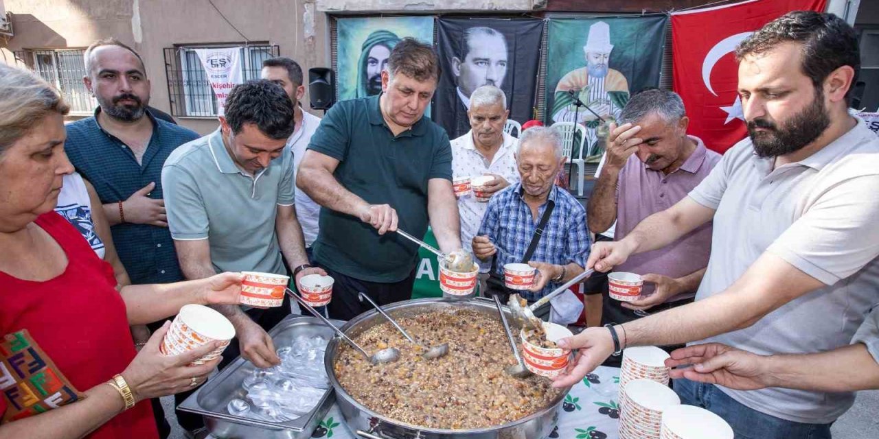 Başkan Tugay, Örnekköy’de aşure dağıttı