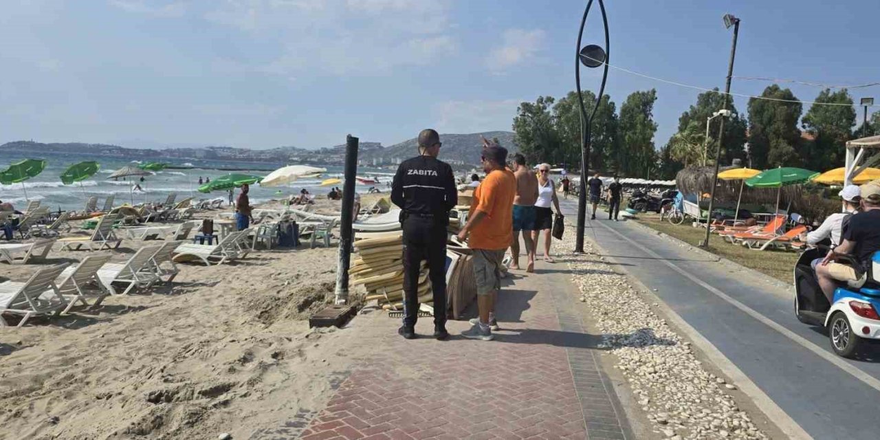 Kuşadası Belediyesi Zabıta Müdürlüğü plajlardaki fırsatçılara göz açtırmıyor