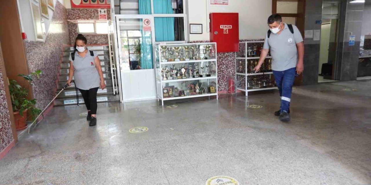 Bayraklı’da okullar dezenfekte ediliyor