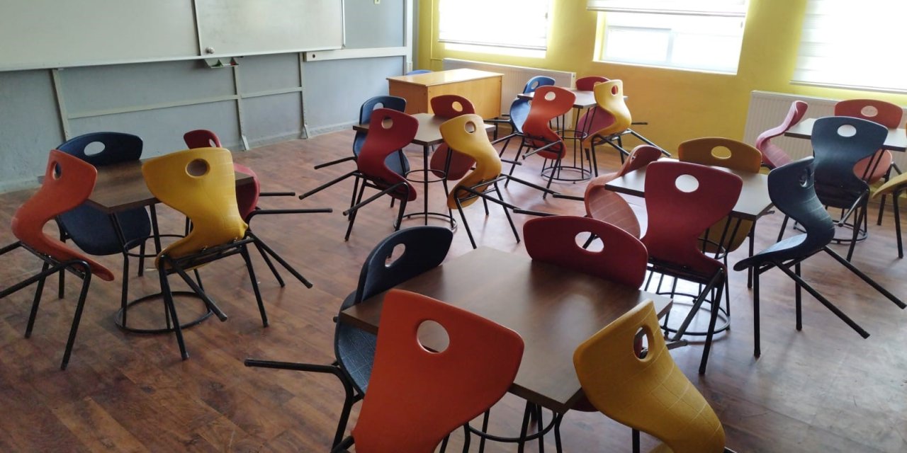 Öğretmen, öğrenci ve velilerin birlikte yetiştirdiği zeytinler kütüphane ve okul malzemesi oldu