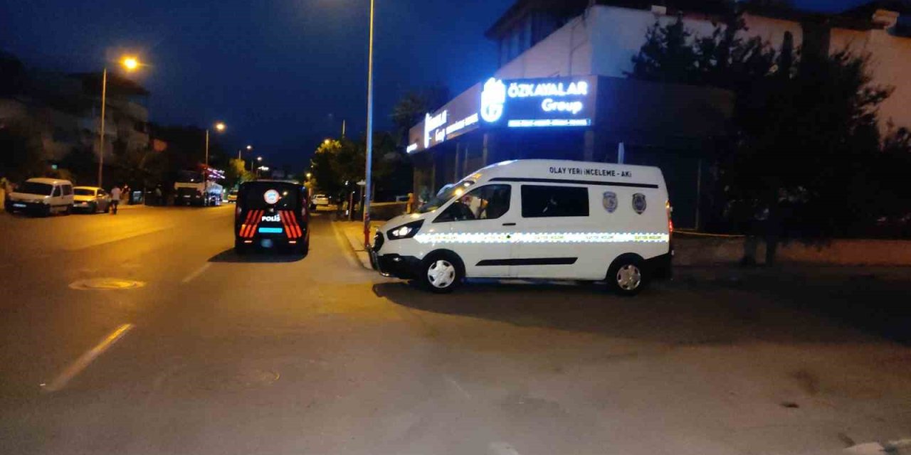 Plakasız motosiklet üzerindeki kar maskeli 2 kişi kaldırımda yürüyen şahsı silahla yaraladı