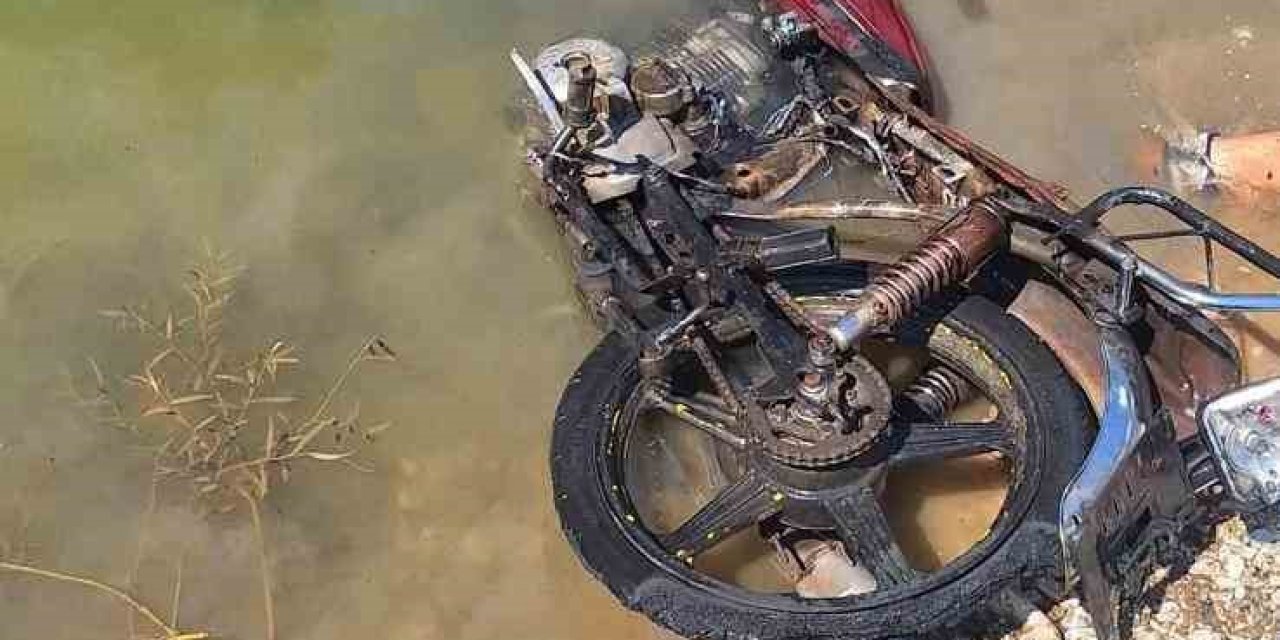 Çaldıkları motoru yakıp göle attılar
