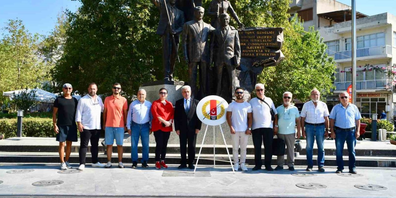 Sökeli Gazeteciler 24 Temmuz nedeniyle çelenk sundu