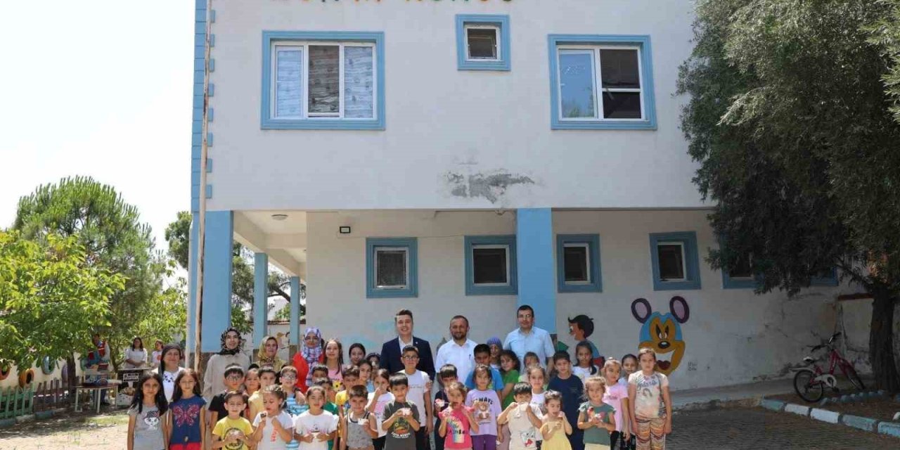 Kaymakam Gündoğdu’dan öğrencilere dondurma